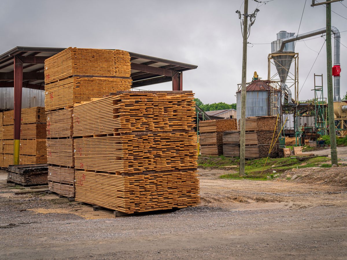 Marchands de matériaux et centres de rénovation — cour à bois
